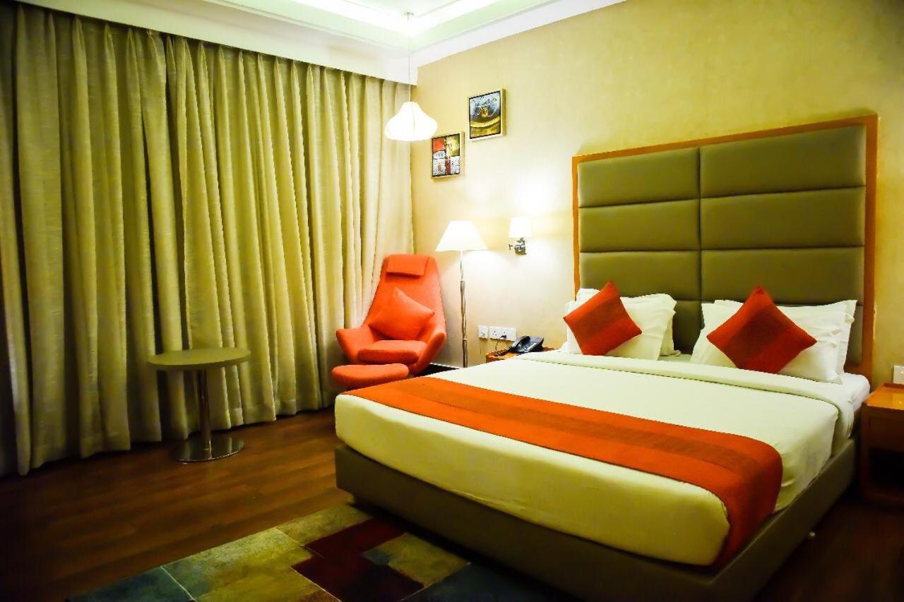 DNG The Grand Hotel Kanpur Exterior foto