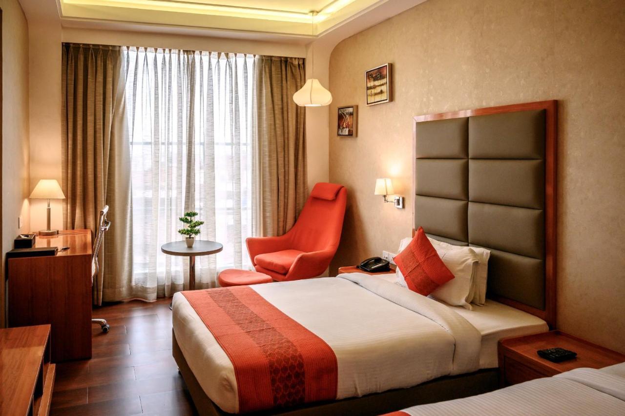 DNG The Grand Hotel Kanpur Exterior foto